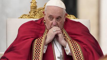Papst Franziskus während der öffentlichen Trauermesse für den emeritierten Papst Benedikt XVI. auf dem Petersplatz. 