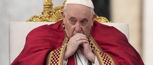 Papst Franziskus während der öffentlichen Trauermesse für den emeritierten Papst Benedikt XVI. auf dem Petersplatz. 