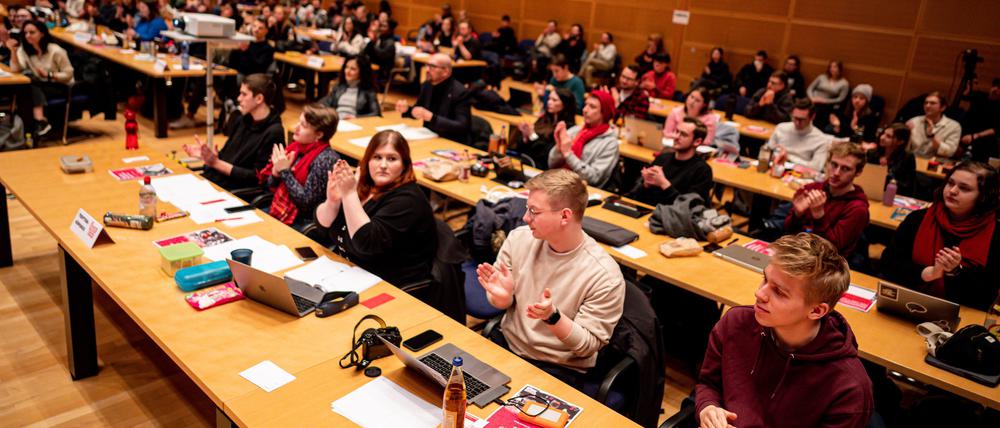 11.03.2023, Berlin: Delegierte applaudieren auf der Landesdelegiertenkonferenz der Jusos Berlin. Es geht um die politische Lage in Berlin und die Koalitionsverhandlungen mit der CDU. Foto: Fabian Sommer/dpa