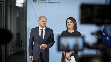 Pressestatement von Annalena Baerbock (Buendnis 90/Die Gruenen), Bundesaussenministerin, und Olaf Scholz (L, SPD), Bundeskanzler, nach einem Besuch des Bundesamt fuer Auswaertige Angelegenheiten.