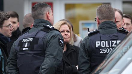 Bundesinnenministerin Nancy Faeser spricht nach der Kranzniederlegung mit Einsatzkräften.