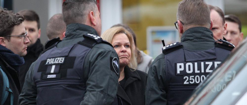 Bundesinnenministerin Nancy Faeser spricht nach der Kranzniederlegung mit Einsatzkräften.