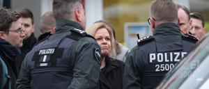 Bundesinnenministerin Nancy Faeser spricht nach der Kranzniederlegung mit Einsatzkräften.