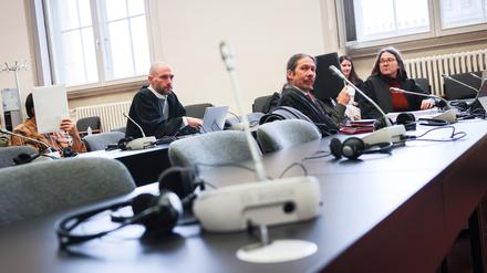 Die Angeklagten (l und 4.v.l) sitzen vor Beginn des Prozesstages neben sitzen neben ihren Anwälten und Anwältinnen im Gerichtssaal im Strafjustizgebäude und verbergen ihre Gesichter. Wegen des Schmuggels von mehr als zwei Tonnen Kokain müssen sich zwei Männer im Alter von 58 und 59 Jahren vor dem Landgericht Hamburg verantworten.