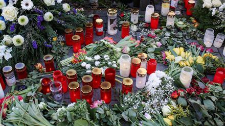21.02.2021, xpsx, Lokal Hanau Nachbericht Jahrestag des Attentats v.l. Trauner, Gedenken, Blumen, Kerzen, Opfer, Anschlag, Attentat, 19.Februar 2020, Hanau, HU, Tatort,, Hanau Hessen Deutschland DEU Inennstadt *** 21 02 2021, xpsx, local Hanau after report anniversary of assassination v l Trauner, commemoration, flowers, candles, victims, attack, assassination, 19 February 2020, Hanau, HU, crime scene,, Hanau Hesse Germany DEU Inennstadt 
