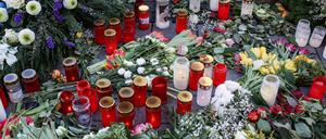 21.02.2021, xpsx, Lokal Hanau Nachbericht Jahrestag des Attentats v.l. Trauner, Gedenken, Blumen, Kerzen, Opfer, Anschlag, Attentat, 19.Februar 2020, Hanau, HU, Tatort,, Hanau Hessen Deutschland DEU Inennstadt *** 21 02 2021, xpsx, local Hanau after report anniversary of assassination v l Trauner, commemoration, flowers, candles, victims, attack, assassination, 19 February 2020, Hanau, HU, crime scene,, Hanau Hesse Germany DEU Inennstadt 