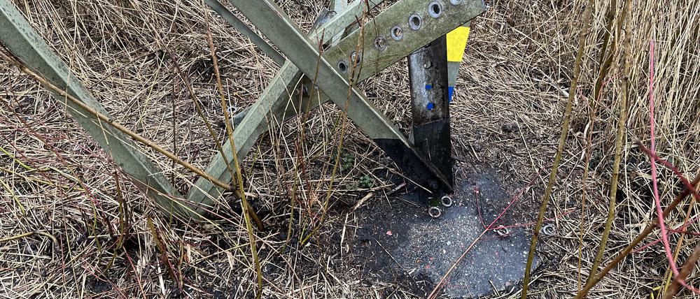Eine Strommast-Stütze am Tagebau Garzweiler weist eine Beschädigung auf.