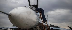 Techniker inspizieren einen Sukhoi-Su-35-Jet am 18. Juli 2023 an einem unbekannten Ort.
