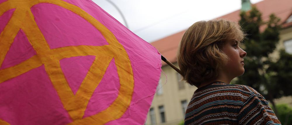 Eine Demonstrantin mit Extinction Rebellion Fahne während einer Fridays for Future Demo für mehr Klimaschutz, Potsdam, 26. August 2022. Fridays for Future Demo in Potsdam *** A demonstrator with Extinction Rebellion flag during a Fridays for Future demo for more climate protection, Potsdam, 26 August 2022 Fridays for Future demo in Potsdam.