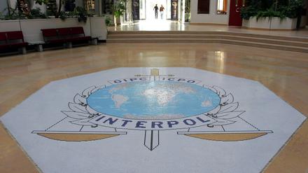 Die Eingangshalle der Interpol-Zentrale in Lyon.