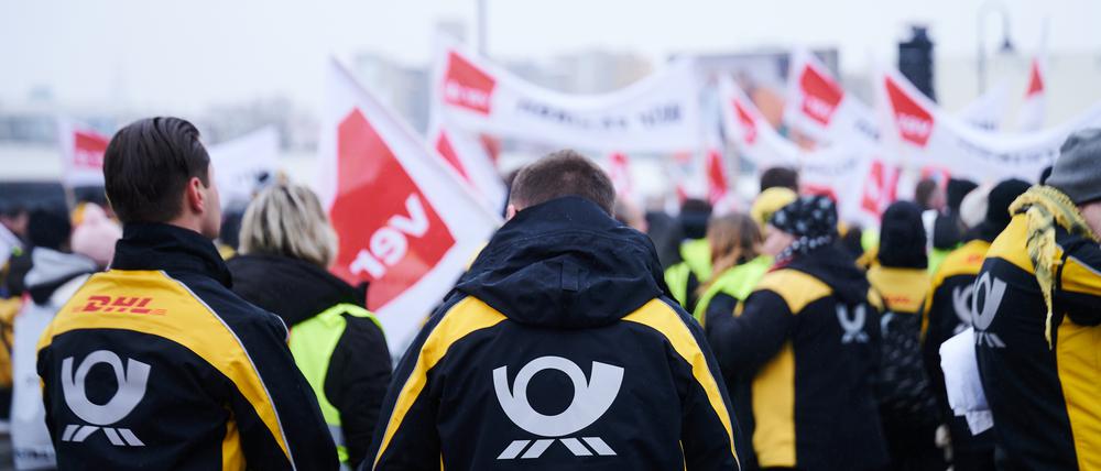 Das Post-Logo steht auf den Jacken der Demonstranten der Deutschen Post, die für höhere Einkommen demonstrierten.