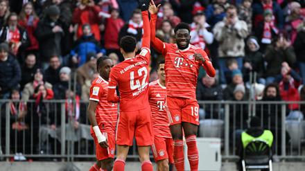 Zum Abheben. Alphonso Davies (re.) feiert das fünfte Tor der Bayern.