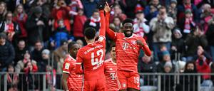 Zum Abheben. Alphonso Davies (re.) feiert das fünfte Tor der Bayern.