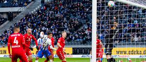 Latte statt Tor. Marc Kempf hätte Hertha zum Sieg köpfen können.