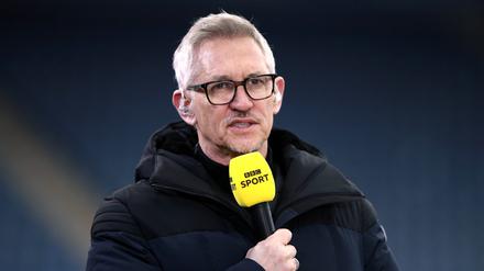 Gary Lineker muss sich von der Moderation von Match Of The Day zurückziehen, bis er und die BBC sich über seine Nutzung sozialer Medien geeinigt haben, erklärte der Sender. 