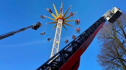 Menschen werden wegen eines Defekts in einem Kettenkarussell auf einer Kirmes in Halle (Westfalen) von der Feuerwehr mit Leiterwagen gerettet..