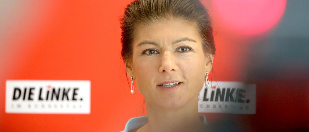 ARCHIV - 24.09.2019, Berlin: Sahra Wagenknecht (Die Linke), damals Fraktionsvorsitzende, beantwortet zu Beginn der Sitzung der Bundestagsfraktion ihrer Partei im Reichstagsgebäude Fragen von Journalisten. (zu dpa "Spaltet sich die Linke? Wagenknechts Ansage schürt Spekulationen") Foto: Wolfgang Kumm/dpa +++ dpa-Bildfunk +++