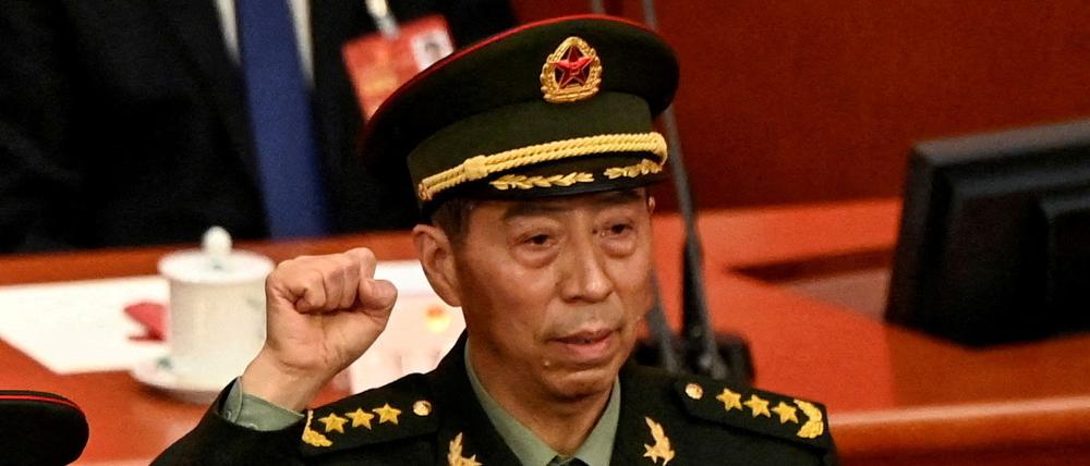 Generäle unter sich: Li Shangfu (r.) wurde als Chinas neuer Verteidigungsminister vereidigt. 