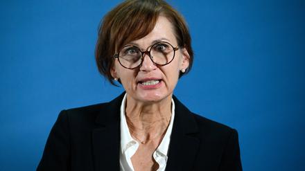 ARCHIV - 07.09.2022, Berlin: Bettina Stark-Watzinger (FDP), Bundesministerin für Bildung und Forschung, spricht bei einer Pressekonferenz. Als Reaktion auf die Schüsse bei einer Veranstaltung der Zeugen Jehovas in Hamburg mit mehreren Toten hat Stark-Watzinger den Angehörigen der Opfer ihr Beileid ausgesprochen. (zu dpa: «Ministerin Stark-Watzinger: Gedanken sind bei Angehörigen von Toten») Foto: Bernd von Jutrczenka/dpa +++ dpa-Bildfunk +++