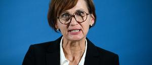 ARCHIV - 07.09.2022, Berlin: Bettina Stark-Watzinger (FDP), Bundesministerin für Bildung und Forschung, spricht bei einer Pressekonferenz. Als Reaktion auf die Schüsse bei einer Veranstaltung der Zeugen Jehovas in Hamburg mit mehreren Toten hat Stark-Watzinger den Angehörigen der Opfer ihr Beileid ausgesprochen. (zu dpa: «Ministerin Stark-Watzinger: Gedanken sind bei Angehörigen von Toten») Foto: Bernd von Jutrczenka/dpa +++ dpa-Bildfunk +++