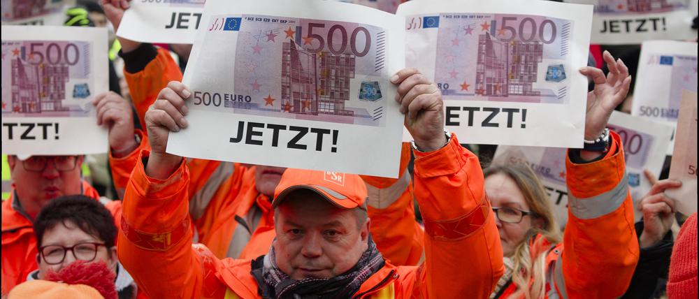 Mithilfe von Streiks setzten viele Beschäftigten höhere Tarifeinkommen durch. 