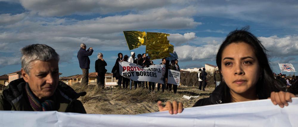 Teilnehmende am Gedenkmarsch in Steccato di Cutro