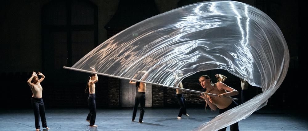 Bei „Beethoven 7“ von Sasha Waltz & Guests sind 13 Tänzer:innen auf der Bühne.