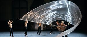 Bei „Beethoven 7“ von Sasha Waltz & Guests sind 13 Tänzer:innen auf der Bühne.