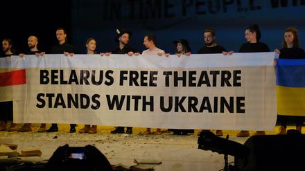
Belarus Free Theatre, Schlussapplaus "Dogs of Europe". 