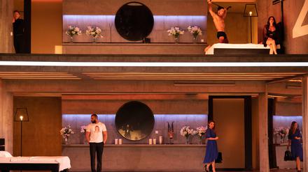 Doppelgänger auf zwei Etagen: Verführung mit Folgen auf der Bühne der Komischen Oper Berlin.