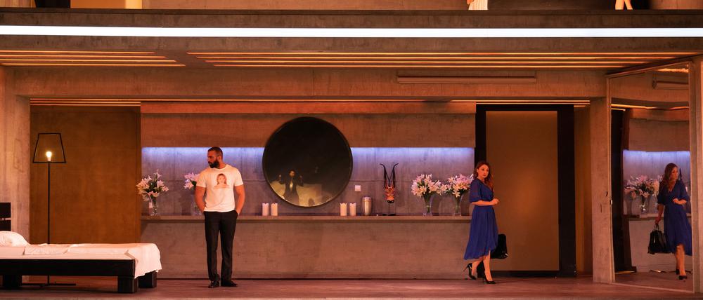 Doppelgänger auf zwei Etagen: Verführung mit Folgen auf der Bühne der Komischen Oper Berlin.