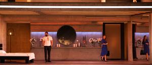 Doppelgänger auf zwei Etagen: Verführung mit Folgen auf der Bühne der Komischen Oper Berlin.