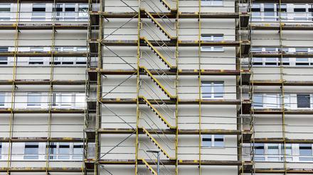 Berlin, 14.01.2023 - Gerueste sind zu Renovierungsarbeiten an einem Haus montiert.