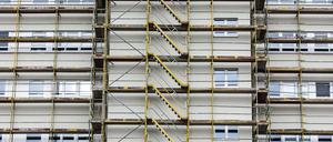 Berlin, 14.01.2023 - Gerueste sind zu Renovierungsarbeiten an einem Haus montiert.