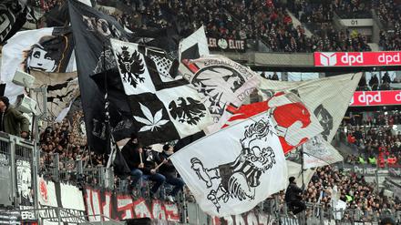 Die Fans der Frankfurter nach dem 1:1 gegen Stuttgart wenigstens ein bisschen Grund zur Freude. 