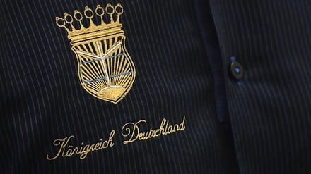 "Königreich Deutschland" steht am 15.03.2017 eingestickt auf dem Hemd des selbst ernannten "Königs von Deutschland", Peter Fitzek, im Verhandlungssaal im Landgericht in Halle/Saale (Sachsen-Anhalt). Im Untreue-Prozess um verschwundene 1,3 Millionen Euro wird das Urteil Urteil erwartet. Foto: Hendrik Schmidt/dpa-Zentralbild/dpa ++
Schwerpunkt Reichsbürger
