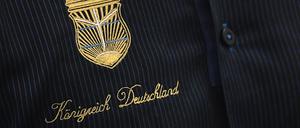 „Königreich Deutschland“ steht eingestickt auf dem Hemd des selbst ernannten „Königs von Deutschland“, Peter Fitzek: Der „Reichsbürger“ wurde erneut zu einer Haftstrafe verurteilt. (Archiv)