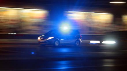 Einsatzwagen der Polizei mit eingeschaltetem Blaulicht unterwegs in Berlin, Symbolbild.