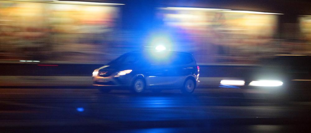 Einsatzwagen der Polizei mit eingeschaltetem Blaulicht unterwegs in Berlin, Symbolbild.