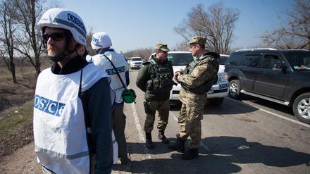 OSZE-Vertreter in weißen Westen im Donbass.