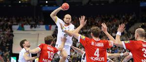 Kein Überflieger gegen den Weltmeister. Nationalspieler Paul Drux beim Wurf.