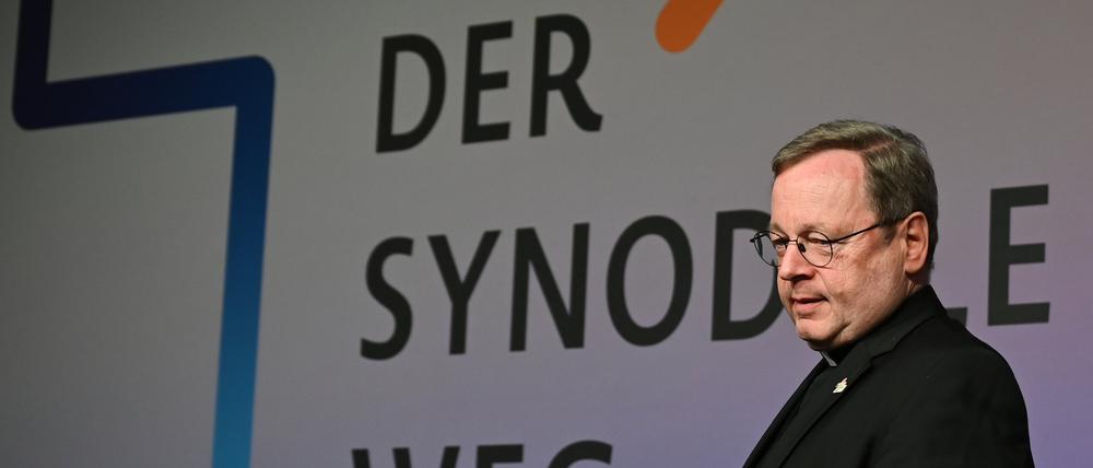 Georg Bätzing, Bischof von Limburg und Vorsitzender der Deutschen Bischofskonferenz, kommt vor Beginn der Synodalversammlung zu einer Pressekonferenz.