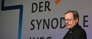 Georg Bätzing, Bischof von Limburg und Vorsitzender der Deutschen Bischofskonferenz, kommt vor Beginn der Synodalversammlung zu einer Pressekonferenz. 
