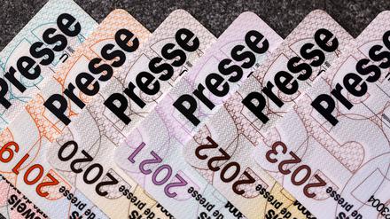 Bundeseinheitliche Presseausweise liegen auf einem Tisch.