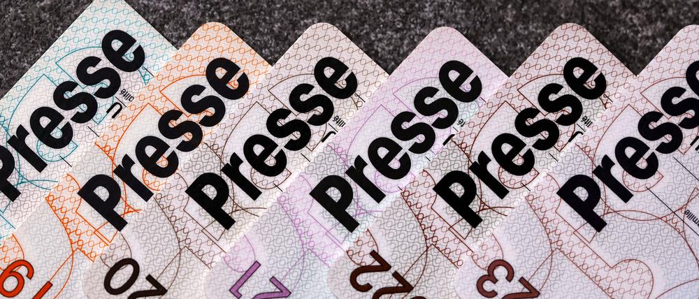 Bundeseinheitliche Presseausweise liegen auf einem Tisch.