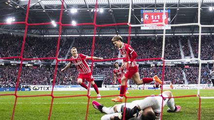 Doch noch drei Punkte, Freiburgs Ritsu Doan (r) jubelt nach seinem Tor zum 2:1 mit Freiburgs Nils Petersen (l). 