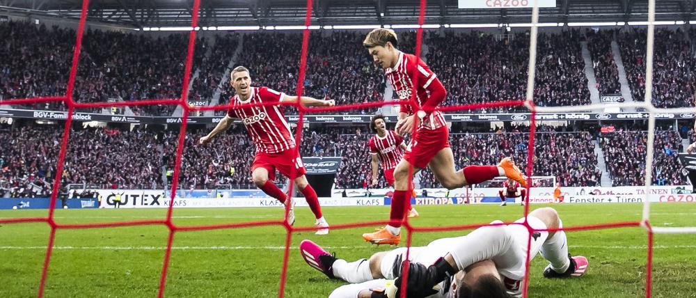 Doch noch drei Punkte, Freiburgs Ritsu Doan (r) jubelt nach seinem Tor zum 2:1 mit Freiburgs Nils Petersen (l).
