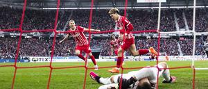 Doch noch drei Punkte, Freiburgs Ritsu Doan (r) jubelt nach seinem Tor zum 2:1 mit Freiburgs Nils Petersen (l). 