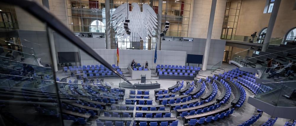 Blick in den leeren Plenarsaal im Deutschen Bundestag.