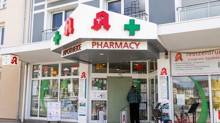 11. März, Karlsruhe: Ein Mann blickt durch das Fenster der Congress-Apotheke. Am Vorabend hat ein 20-jähriger Täter mehrere Geiseln genommen.